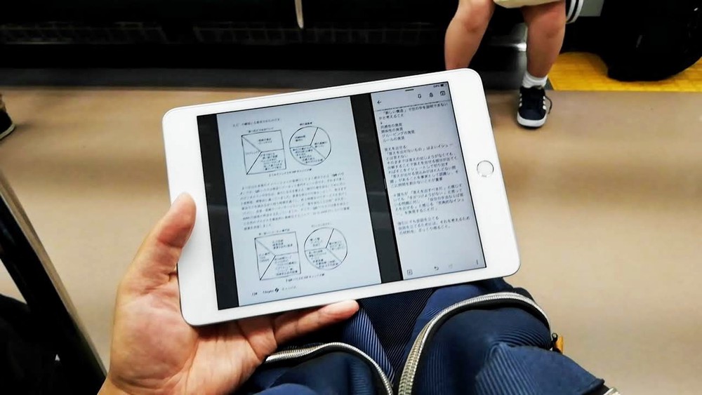 電車内で手で持っている様子