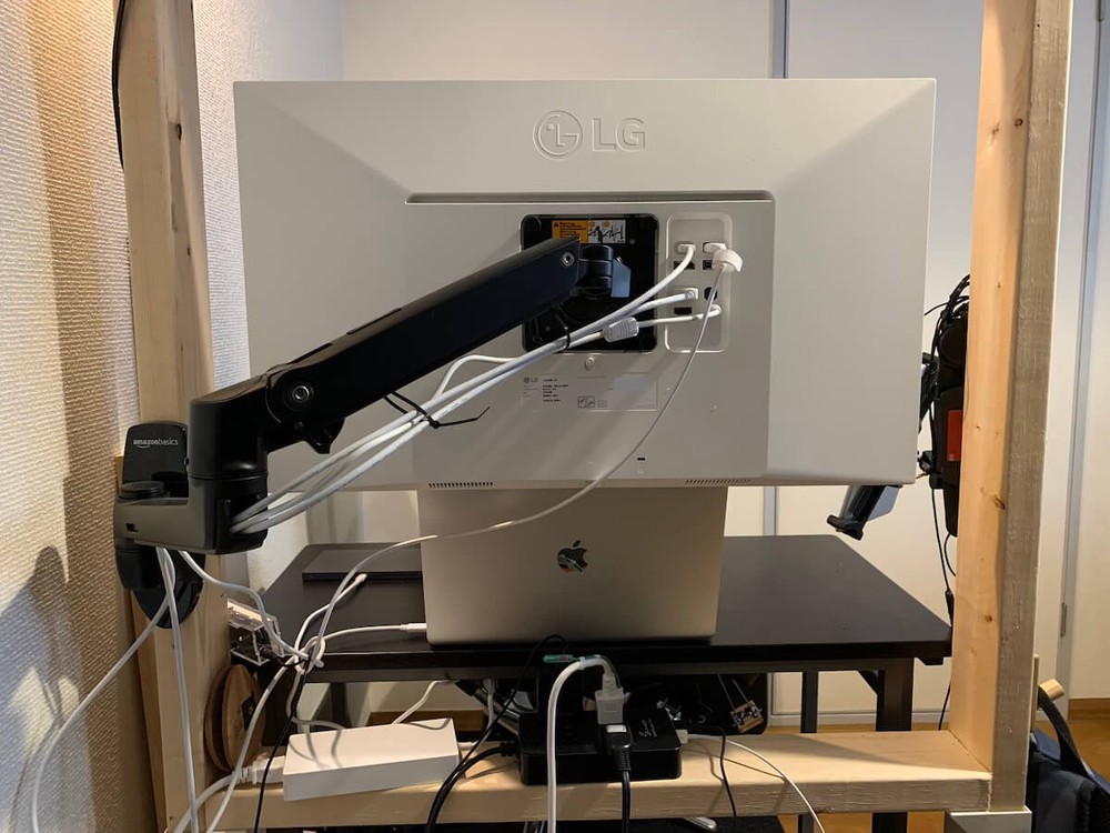 LGの4KディスプレイをAmazonのモニターアームに設置した · すっさんぽ