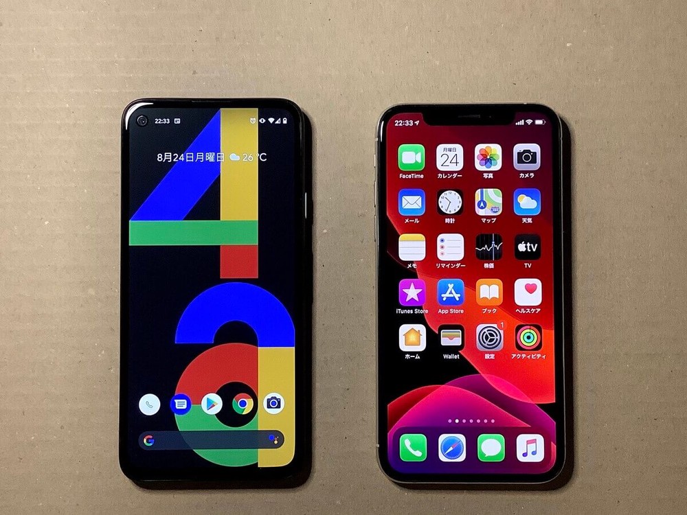 Pixel 4aとiPhone Xsを並べた