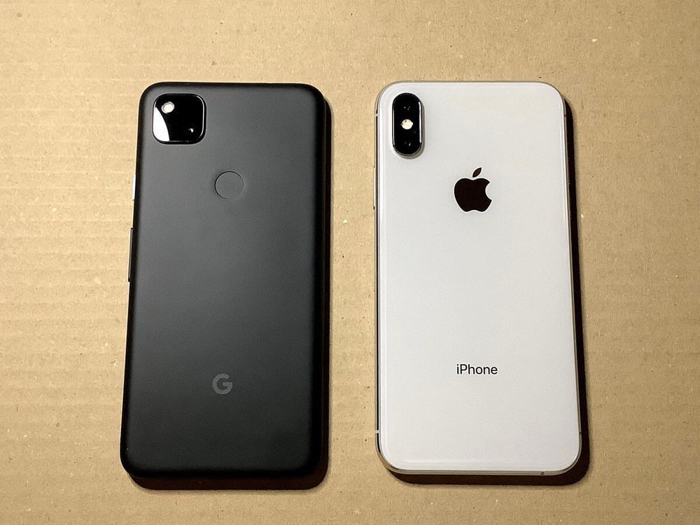 Pixel 4aとiPhone Xsの背面