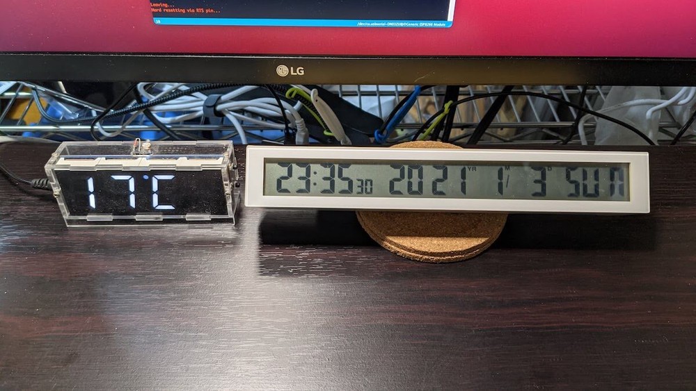 電波状態が悪く時刻同期しない電波時計と、割と電力食うっぽい大型7セグLEDの温度計